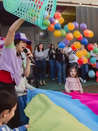 Paracaídas y pelotitas de colores