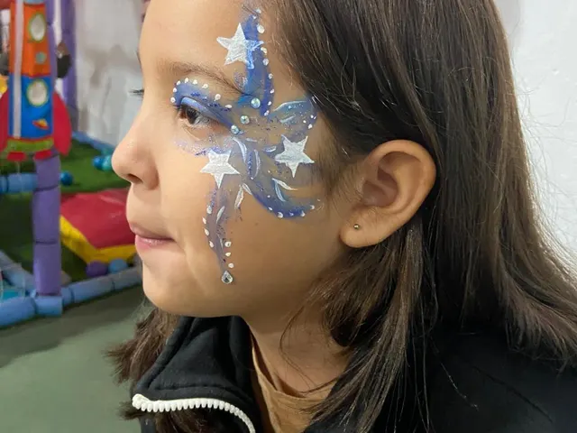 Maquillaje artístico con estrellas
