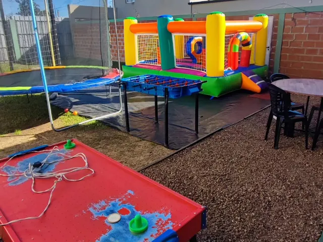 Parque amplio con inflable y metegol