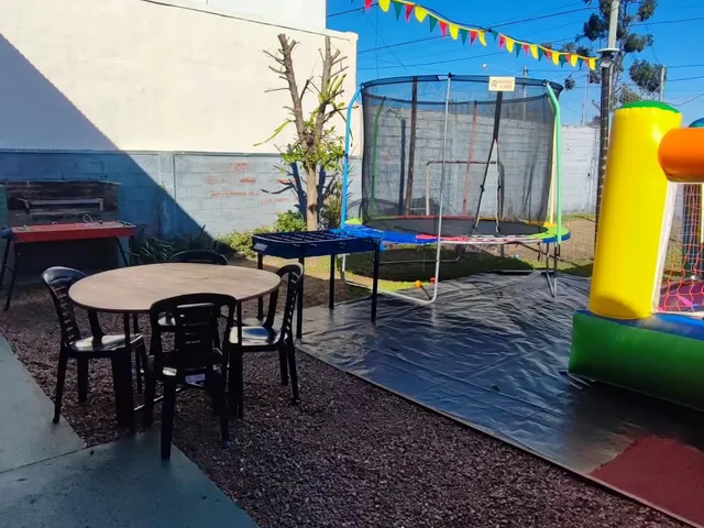 Área exterior con mesas y juegos