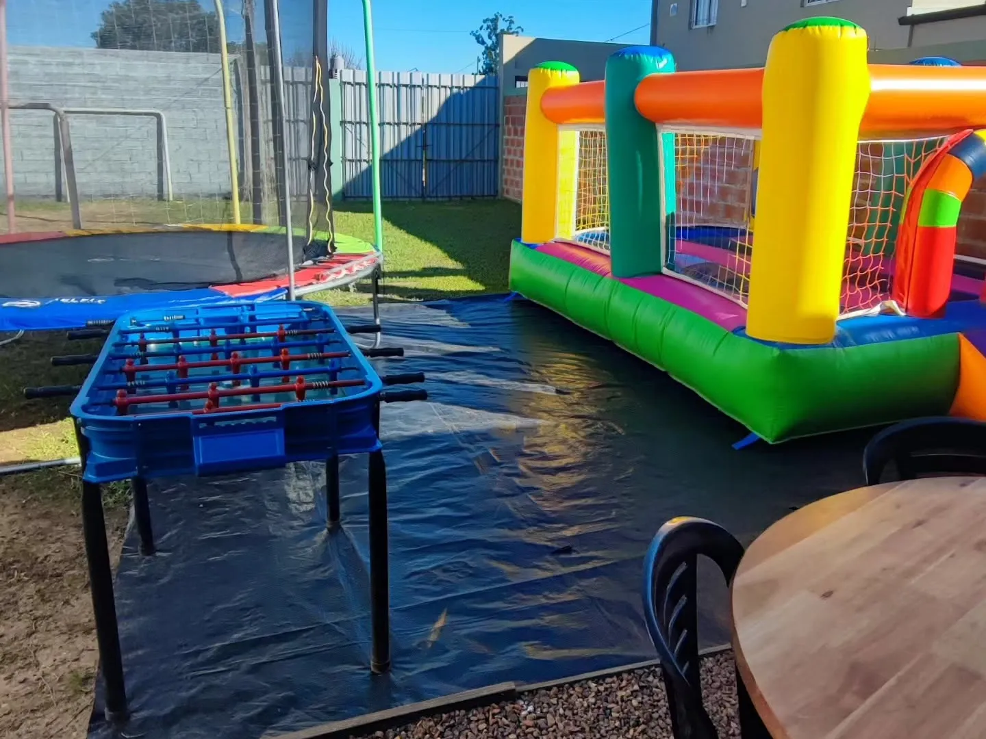 Parque exterior con inflable y trampolín en Boomerang Eventos, Concordia