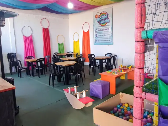 Salón con mesas para invitados